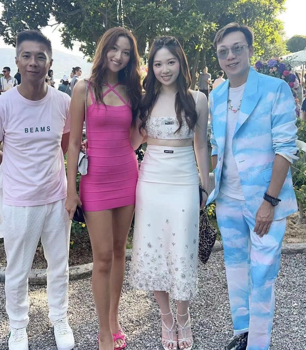 王宝强携女友冯清为甄子丹庆生,二人罕见正面合影