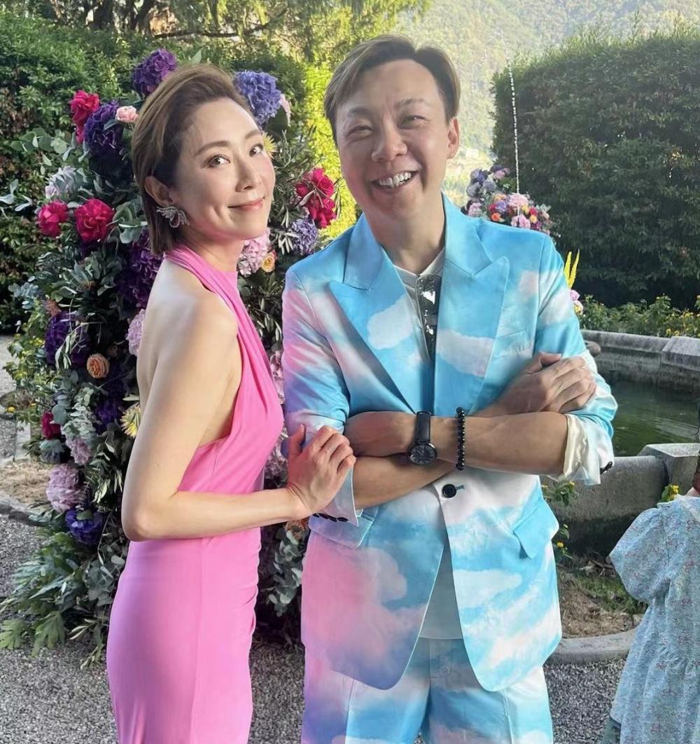 王宝强携女友冯清为甄子丹庆生,二人罕见正面合影