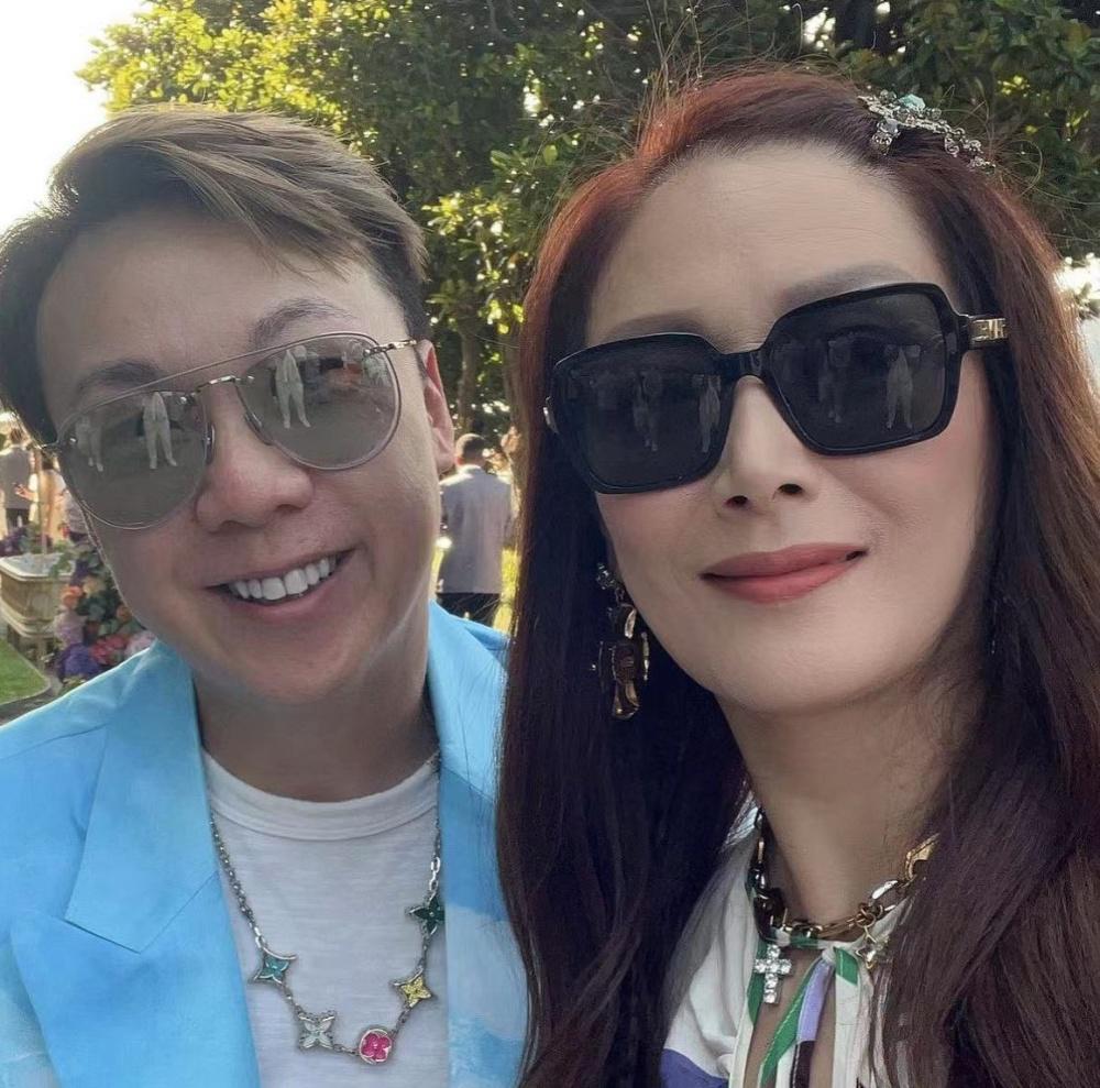 王宝强携女友冯清为甄子丹庆生,二人罕见正面合影