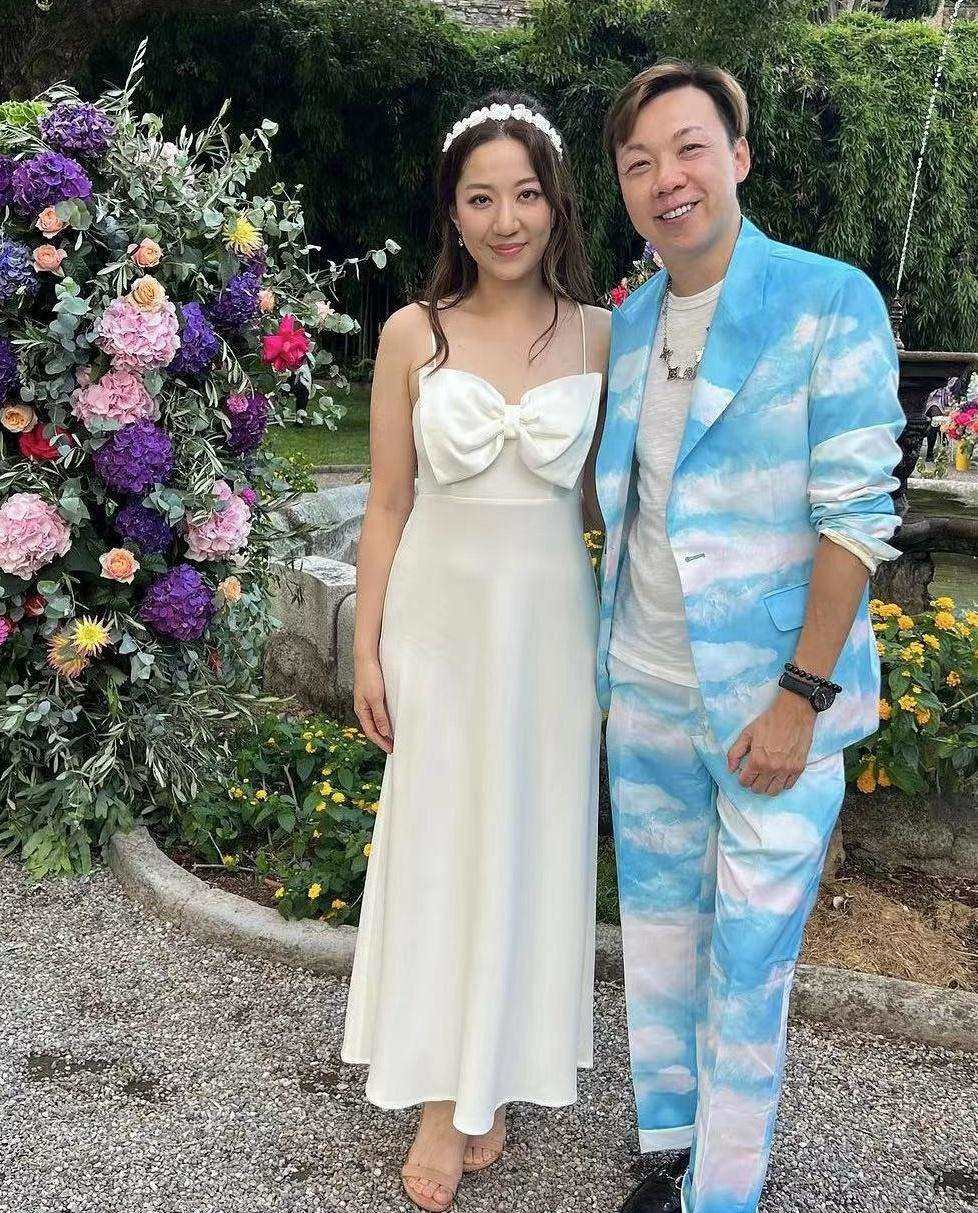 王宝强携女友冯清为甄子丹庆生,二人罕见正面合影