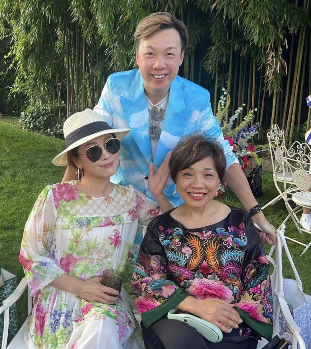 王宝强携女友冯清为甄子丹庆生,二人罕见正面合影