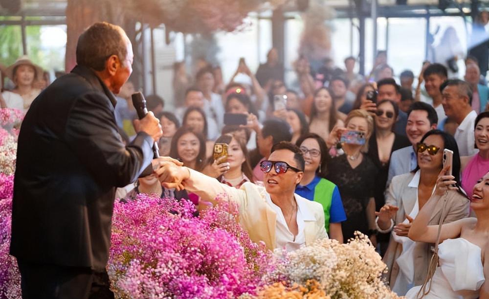 王宝强携女友冯清为甄子丹庆生,二人罕见正面合影