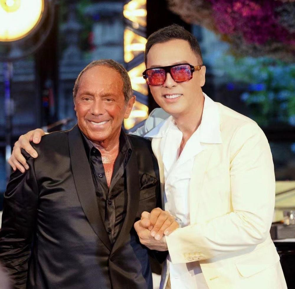 王宝强携女友冯清为甄子丹庆生,二人罕见正面合影