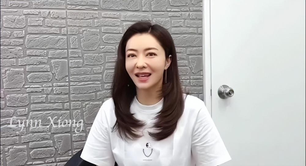 王宝强携女友冯清为甄子丹庆生,二人罕见正面合影