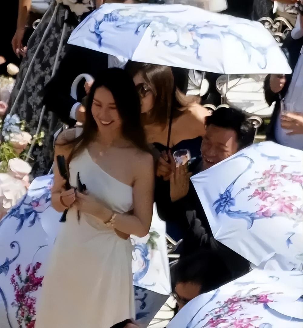 王宝强携女友冯清为甄子丹庆生,二人罕见正面合影