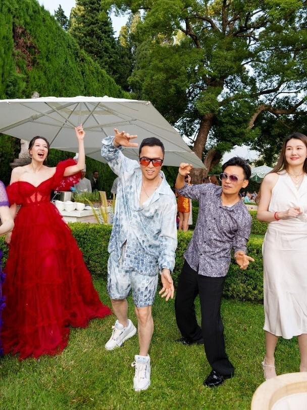 王宝强携女友冯清为甄子丹庆生,二人罕见正面合影