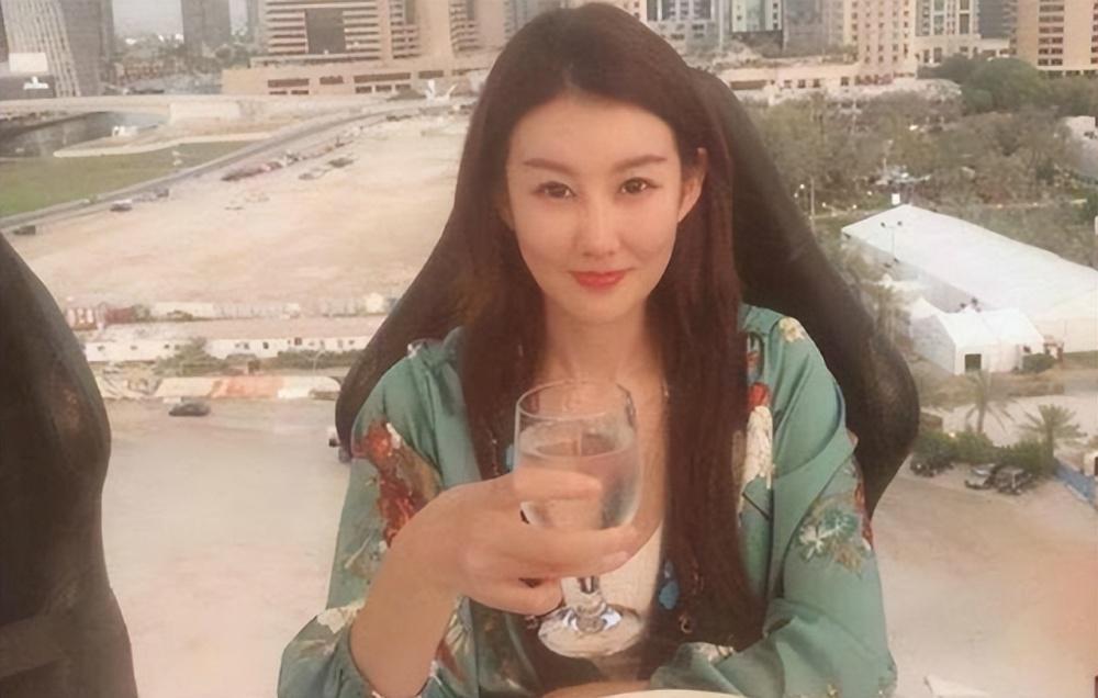 王宝强携女友冯清为甄子丹庆生,二人罕见正面合影