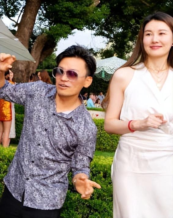 王宝强携女友冯清为甄子丹庆生,二人罕见正面合影