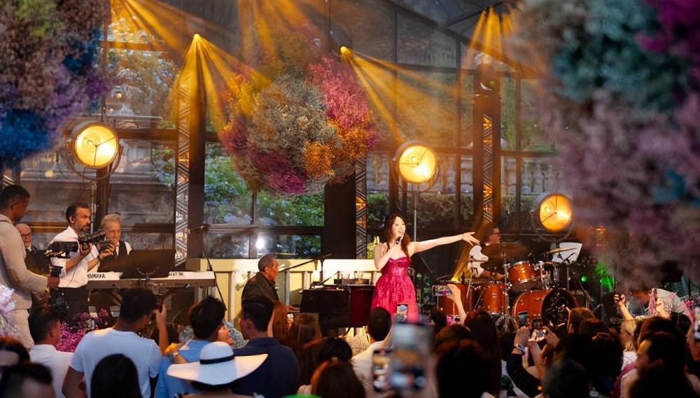 王宝强携女友冯清为甄子丹庆生,二人罕见正面合影