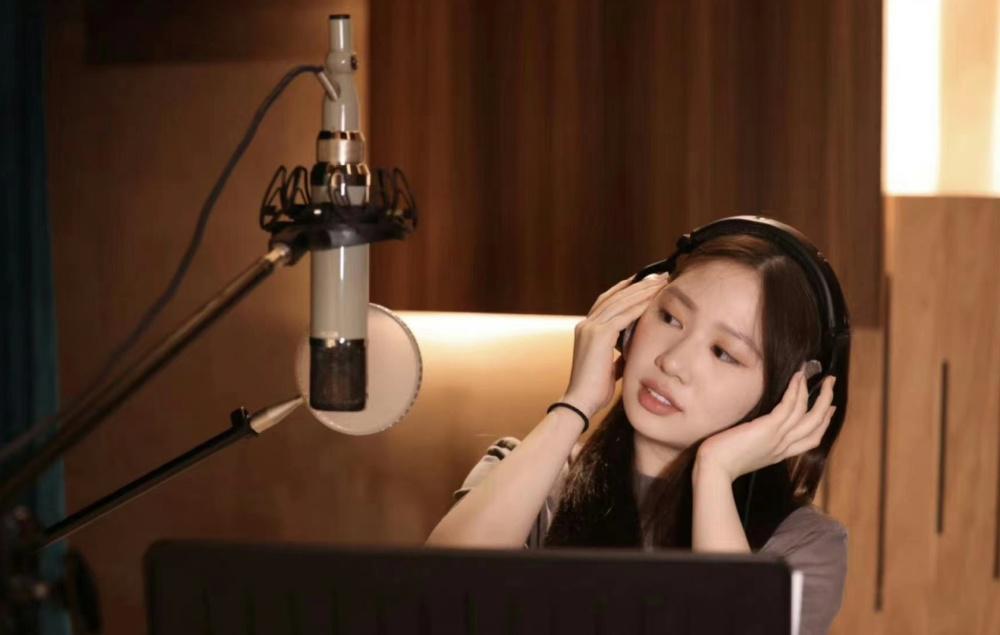 王宝强携女友冯清为甄子丹庆生,二人罕见正面合影