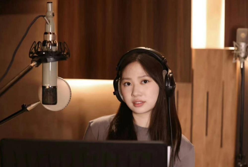 王宝强携女友冯清为甄子丹庆生,二人罕见正面合影