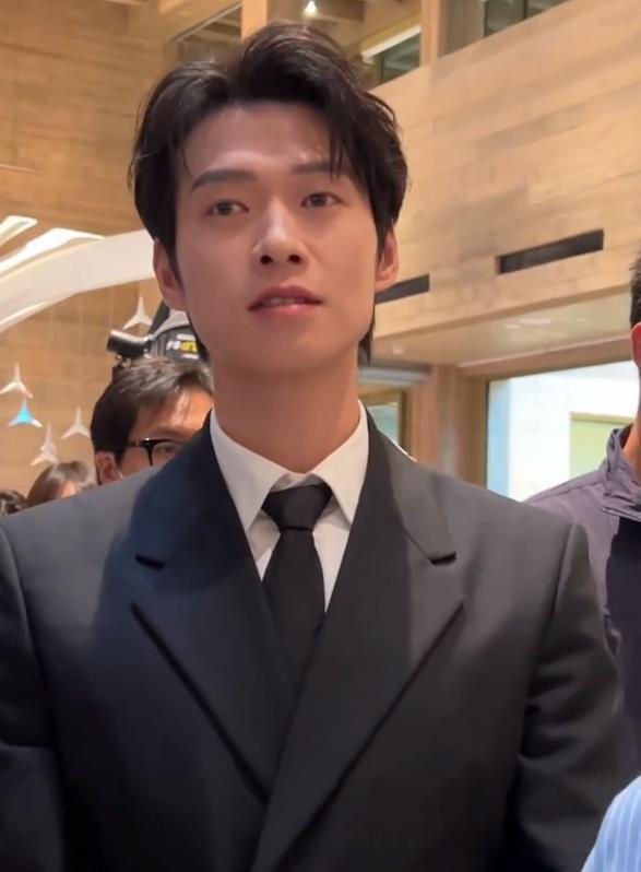 阿亚那活动：魏大勋李现反差大