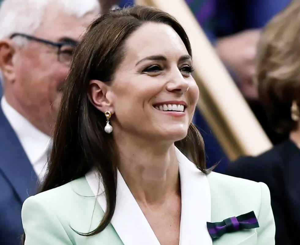 已婚的她对男偶像公开做这个举动很不妥？当有钱人家儿媳真难