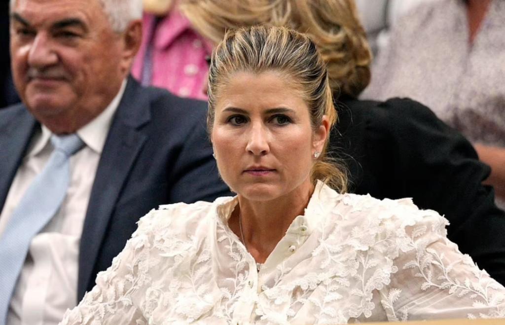 已婚的她对男偶像公开做这个举动很不妥？当有钱人家儿媳真难