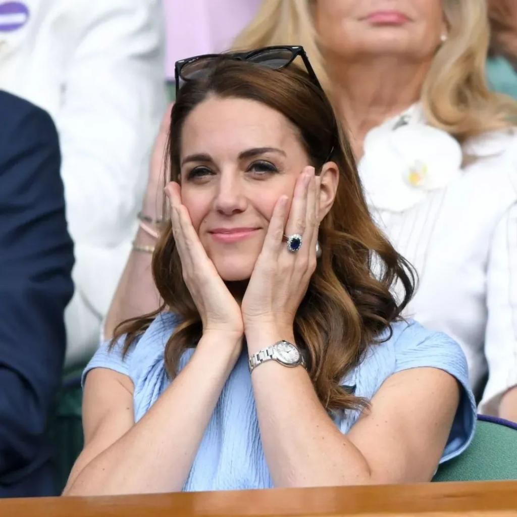 已婚的她对男偶像公开做这个举动很不妥？当有钱人家儿媳真难