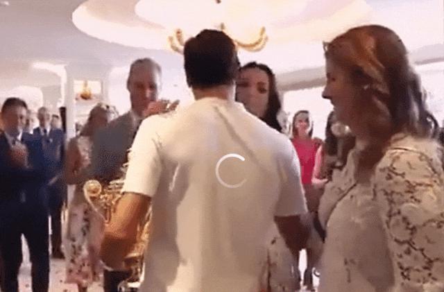 已婚的她对男偶像公开做这个举动很不妥？当有钱人家儿媳真难