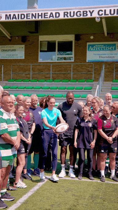 已婚的她对男偶像公开做这个举动很不妥？当有钱人家儿媳真难