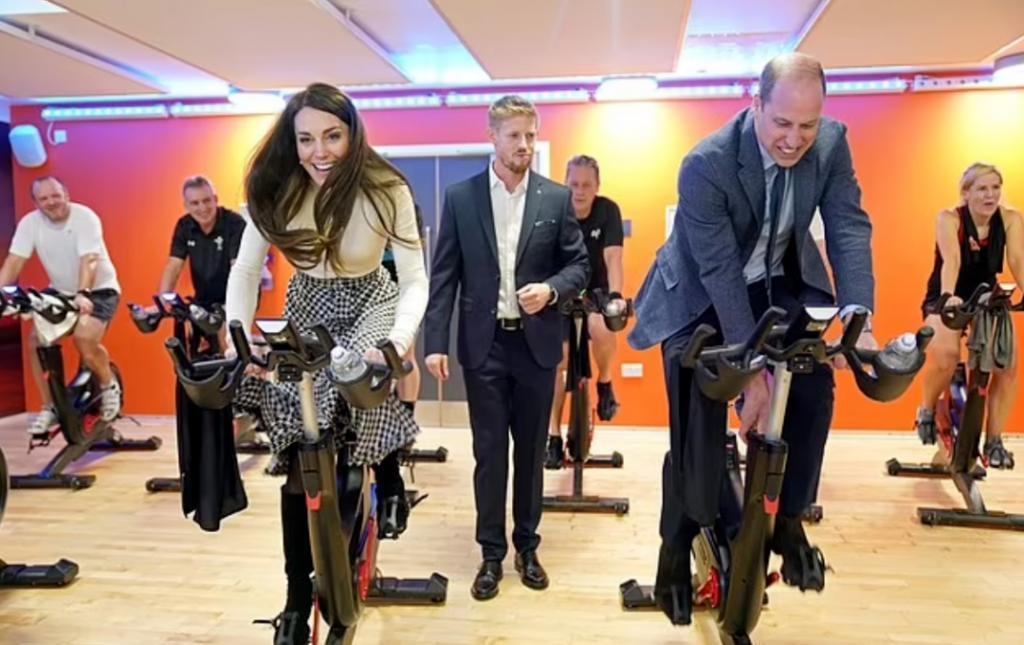 已婚的她对男偶像公开做这个举动很不妥？当有钱人家儿媳真难