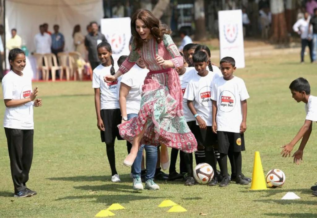 已婚的她对男偶像公开做这个举动很不妥？当有钱人家儿媳真难