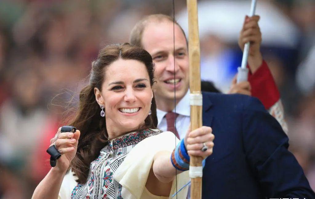 已婚的她对男偶像公开做这个举动很不妥？当有钱人家儿媳真难