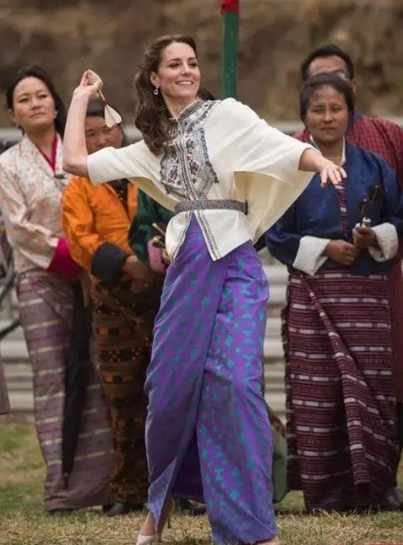 已婚的她对男偶像公开做这个举动很不妥？当有钱人家儿媳真难