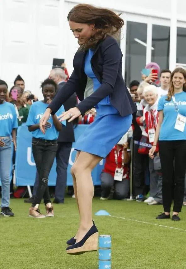 已婚的她对男偶像公开做这个举动很不妥？当有钱人家儿媳真难