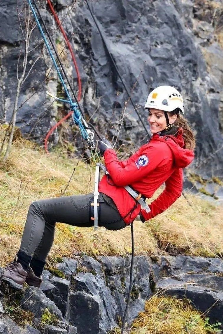 已婚的她对男偶像公开做这个举动很不妥？当有钱人家儿媳真难