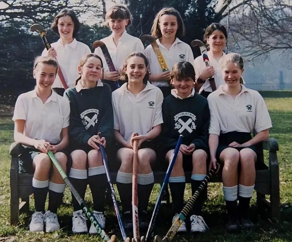 已婚的她对男偶像公开做这个举动很不妥？当有钱人家儿媳真难