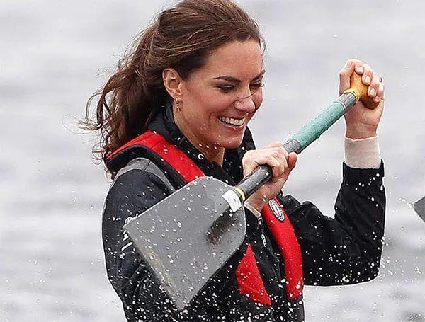 已婚的她对男偶像公开做这个举动很不妥？当有钱人家儿媳真难