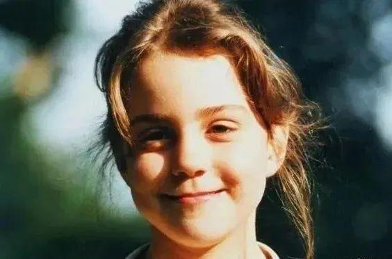 已婚的她对男偶像公开做这个举动很不妥？当有钱人家儿媳真难