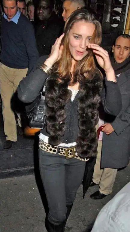 已婚的她对男偶像公开做这个举动很不妥？当有钱人家儿媳真难