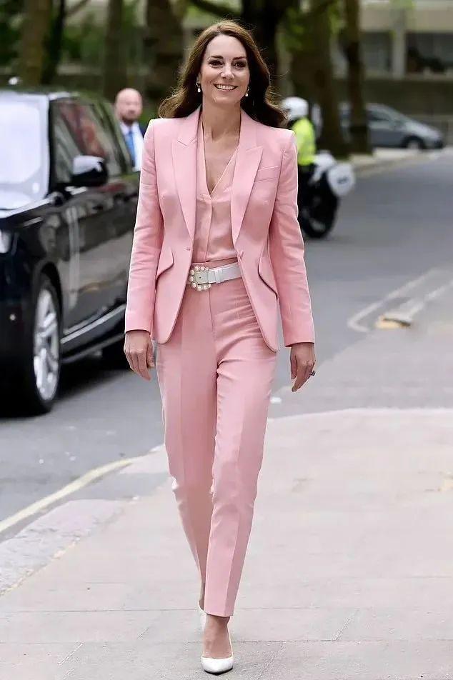 已婚的她对男偶像公开做这个举动很不妥？当有钱人家儿媳真难