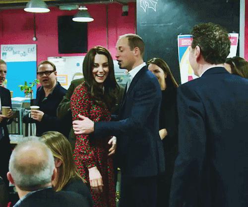 已婚的她对男偶像公开做这个举动很不妥？当有钱人家儿媳真难