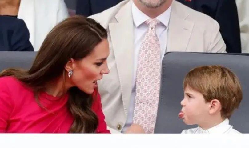 已婚的她对男偶像公开做这个举动很不妥？当有钱人家儿媳真难