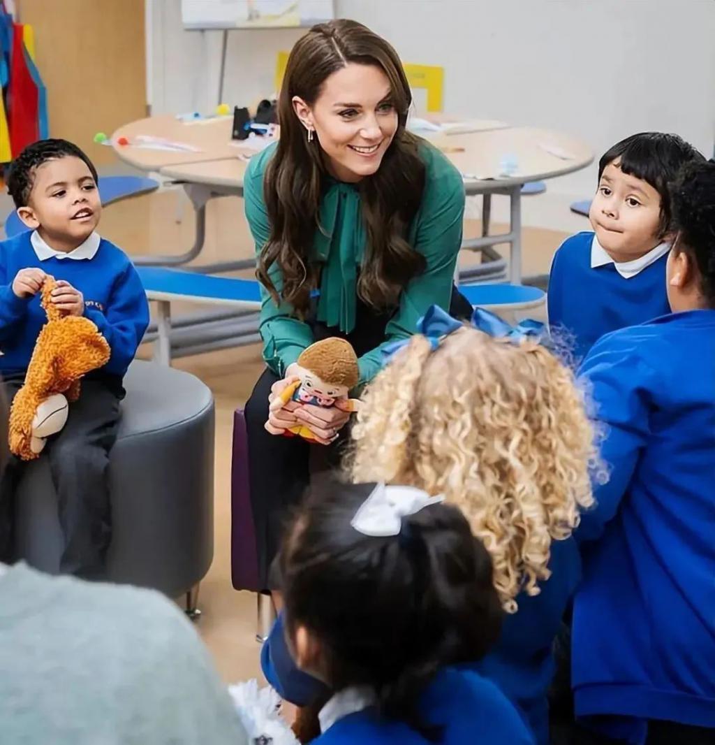 已婚的她对男偶像公开做这个举动很不妥？当有钱人家儿媳真难