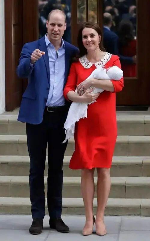 已婚的她对男偶像公开做这个举动很不妥？当有钱人家儿媳真难