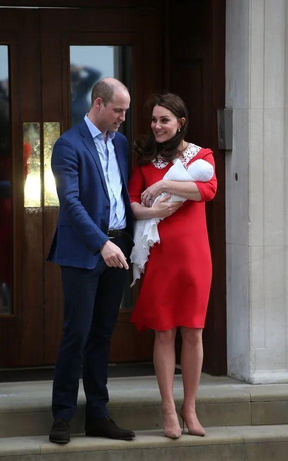 已婚的她对男偶像公开做这个举动很不妥？当有钱人家儿媳真难