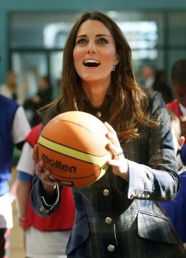 已婚的她对男偶像公开做这个举动很不妥？当有钱人家儿媳真难