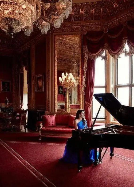 已婚的她对男偶像公开做这个举动很不妥？当有钱人家儿媳真难