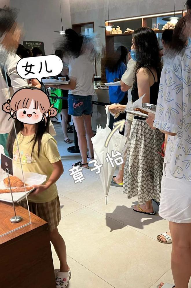 章子怡游阿那亚被偶遇，带醒醒打卡网红蛋糕店，母女同框幸福满溢