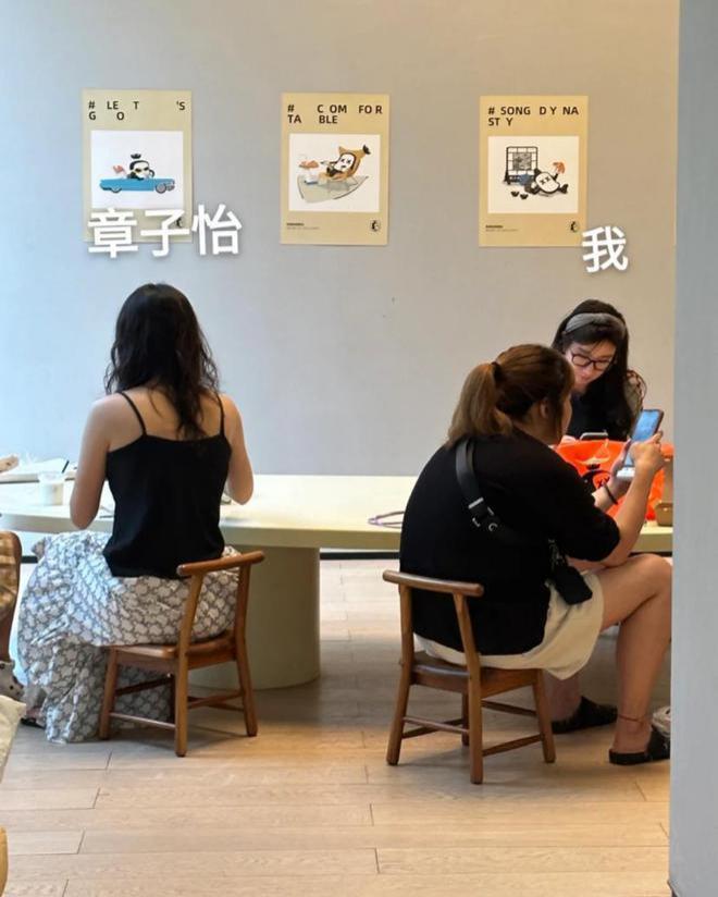 章子怡游阿那亚被偶遇，带醒醒打卡网红蛋糕店，母女同框幸福满溢