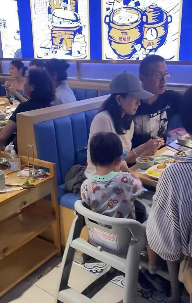 章子怡游阿那亚被偶遇，带醒醒打卡网红蛋糕店，母女同框幸福满溢