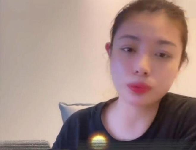 章子怡游阿那亚被偶遇，带醒醒打卡网红蛋糕店，母女同框幸福满溢