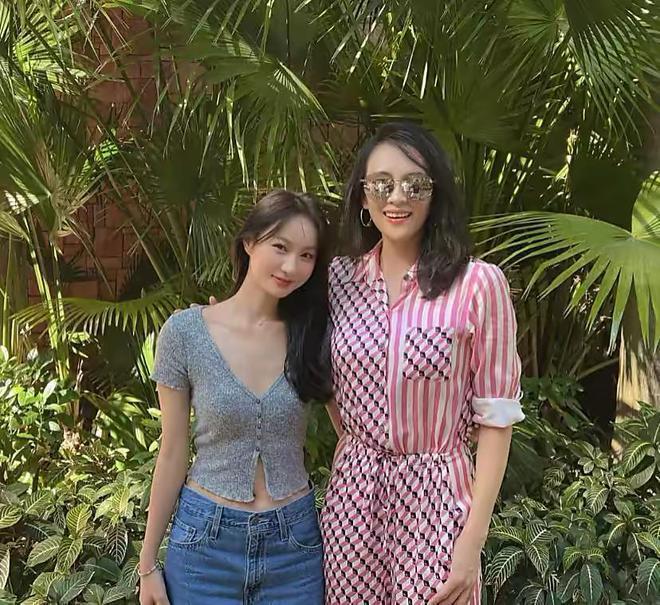 章子怡游阿那亚被偶遇，带醒醒打卡网红蛋糕店，母女同框幸福满溢