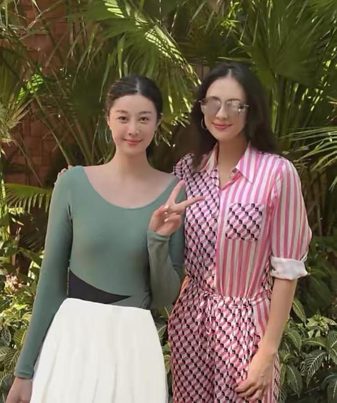 章子怡游阿那亚被偶遇，带醒醒打卡网红蛋糕店，母女同框幸福满溢
