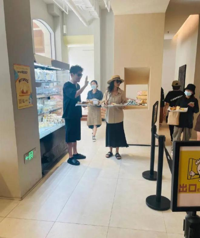 章子怡游阿那亚被偶遇，带醒醒打卡网红蛋糕店，母女同框幸福满溢