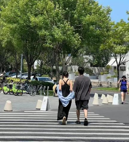 章子怡游阿那亚被偶遇，带醒醒打卡网红蛋糕店，母女同框幸福满溢