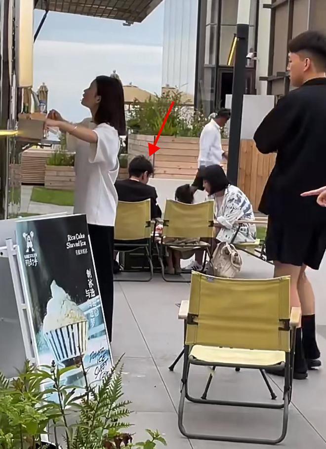章子怡游阿那亚被偶遇，带醒醒打卡网红蛋糕店，母女同框幸福满溢