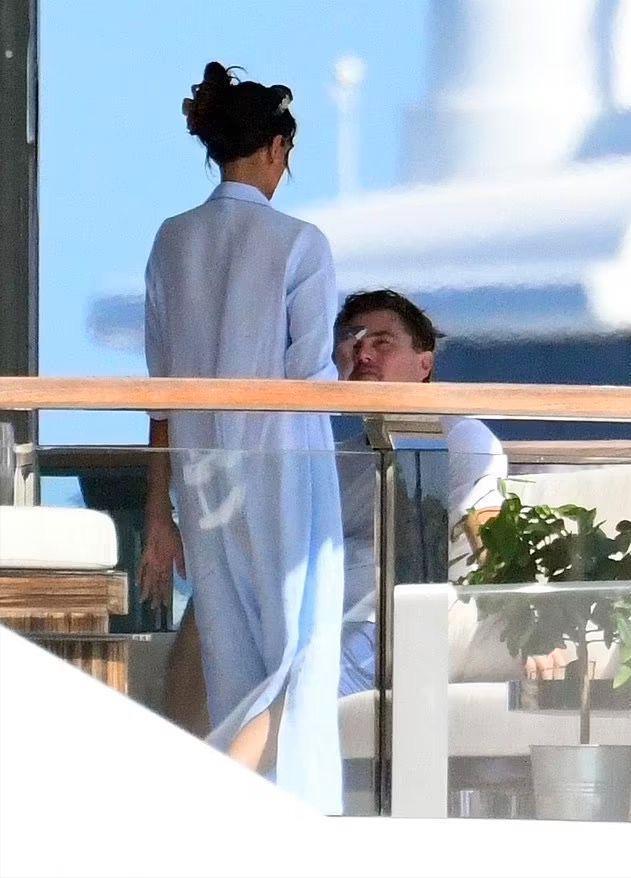 莱昂纳多与模特尼拉姆度假，澄清没有恋爱关系，只是好朋友