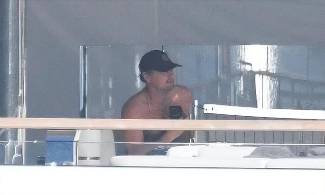 莱昂纳多与模特尼拉姆度假，澄清没有恋爱关系，只是好朋友